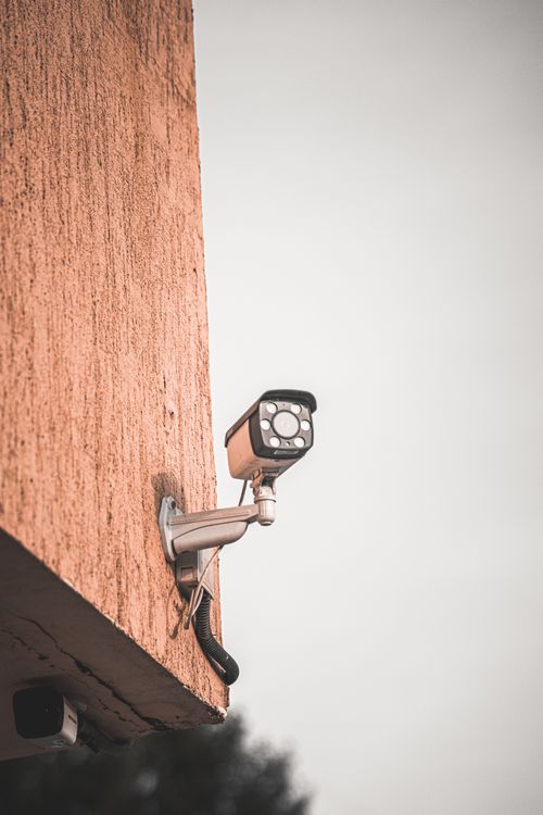 Telecamera installata su un edificio per la videosorveglianza