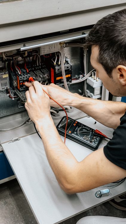 Tecnico al lavoro su un quadro elettrico